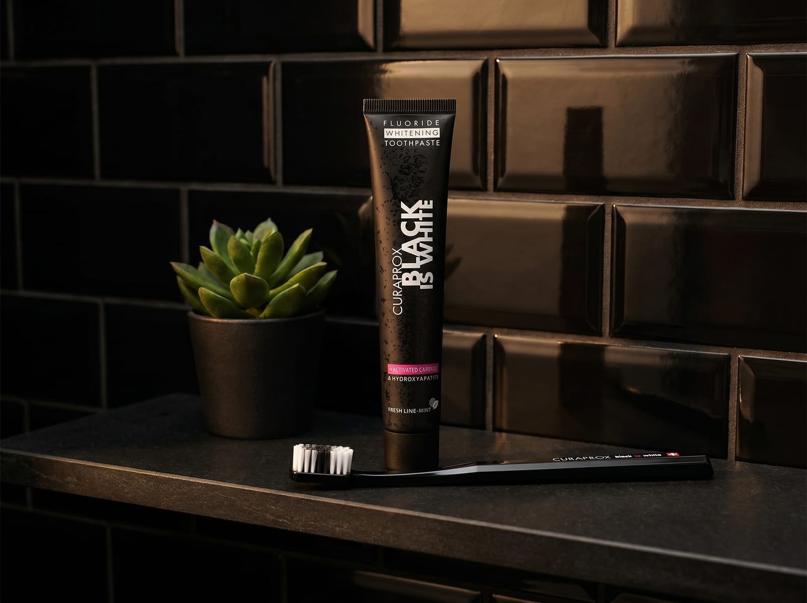 Curaprox Black is White