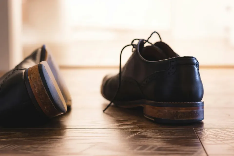 Schwarze Brogues von hinten mit Lederabsatz und der Naht am Sohlenrand
