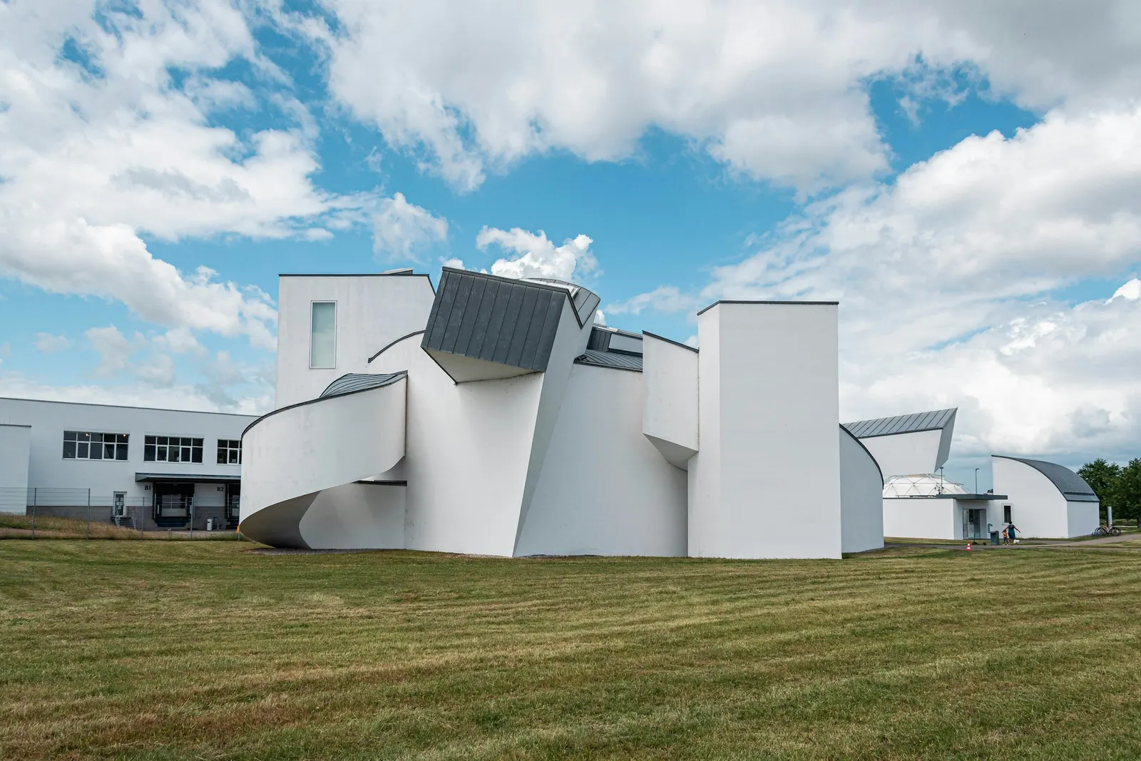 Vitra Design Museum von Frank Gehry in Weil am Rhein, weiße Baukörper unter blauem Himmel