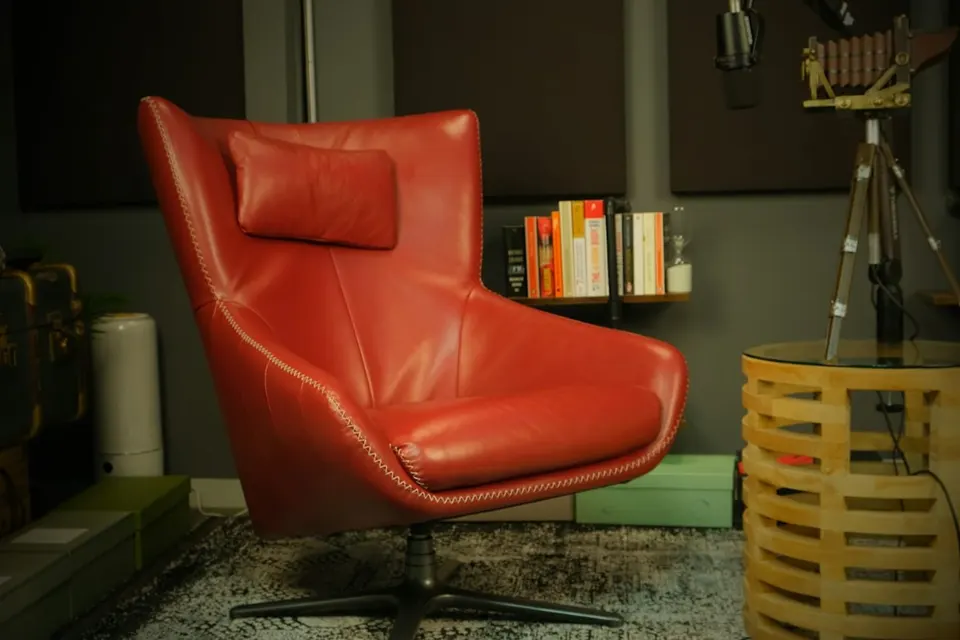 Roter Leder-Ohrensessel in einer Wohnzimmerszene