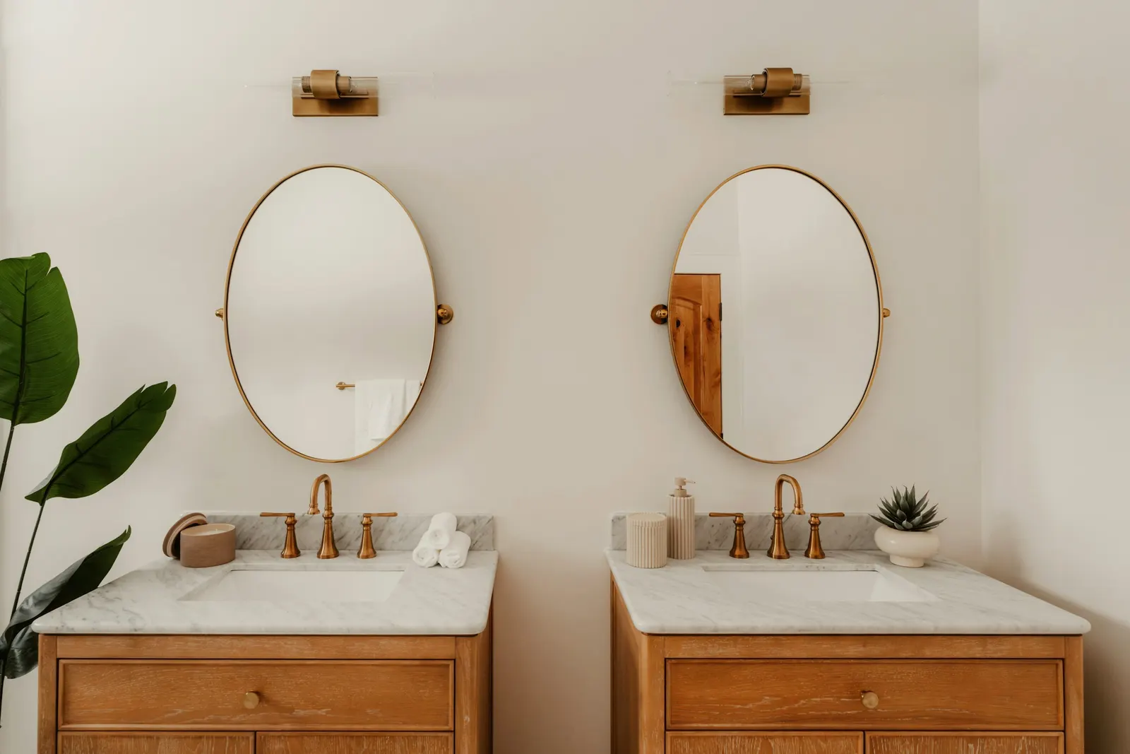 Spiegel oval: welche Proportion die freie Wand braucht