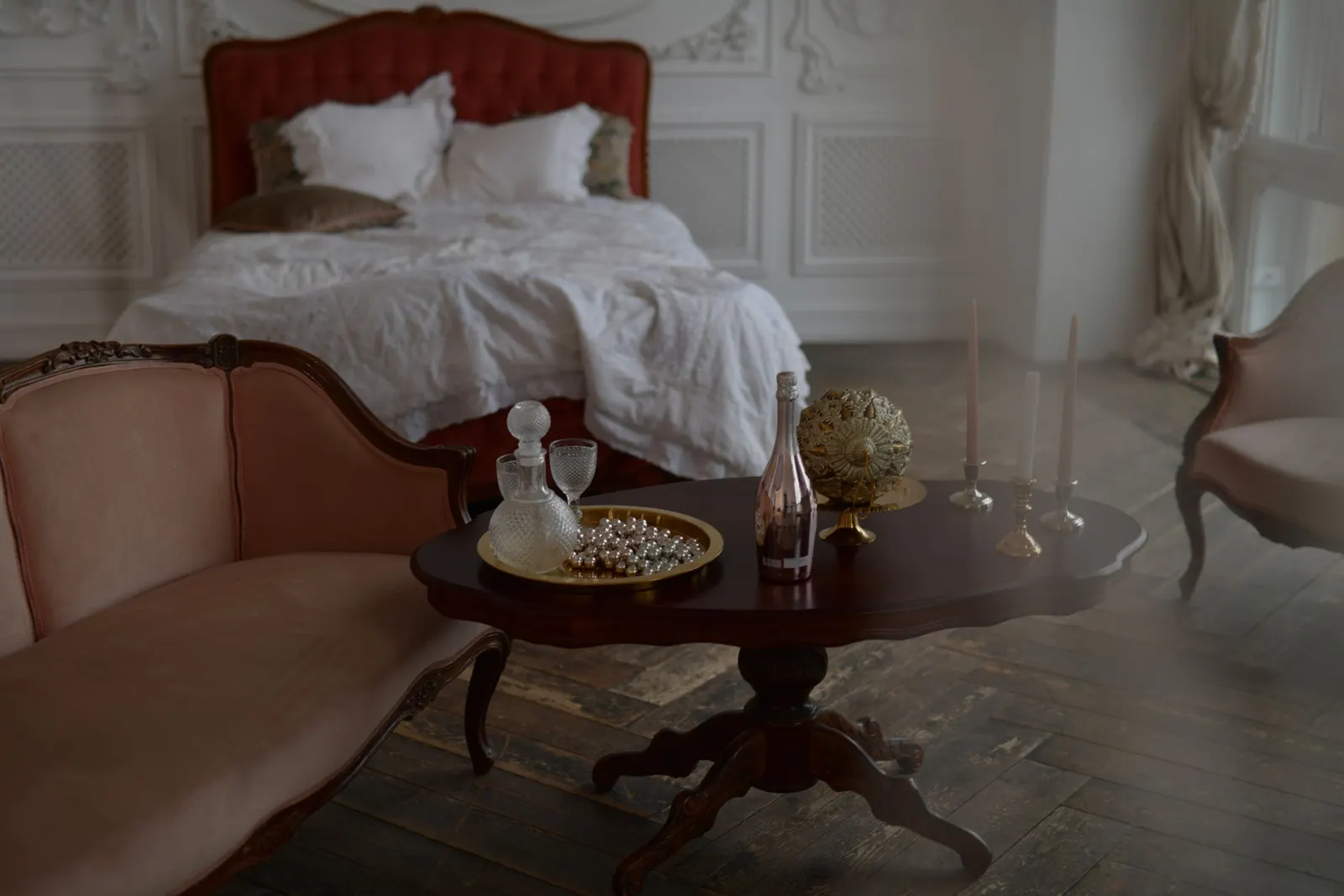 Vamp Romantic: dunkles Glamour-Schlafzimmer mit Samt, Burgunder und Gold