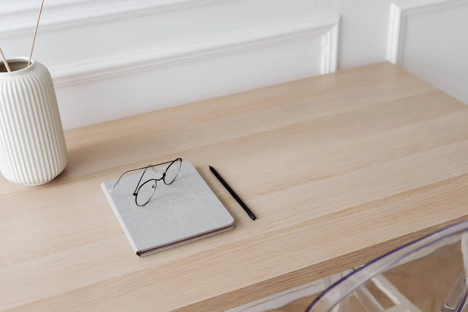 Warm-Minimalism Desk-Setup: warmes Holz, Stein und Licht statt Gaming-Neon