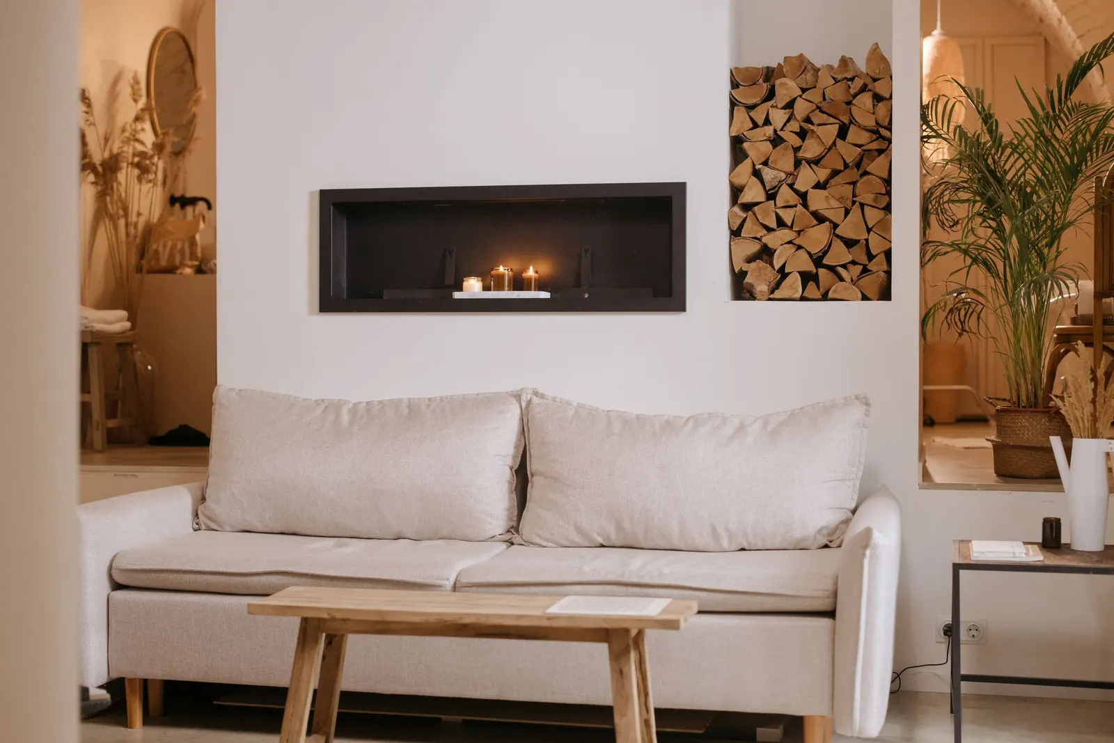 Warm Minimalism im Wohnzimmer: warm statt showroom-kalt (Shop the Look)