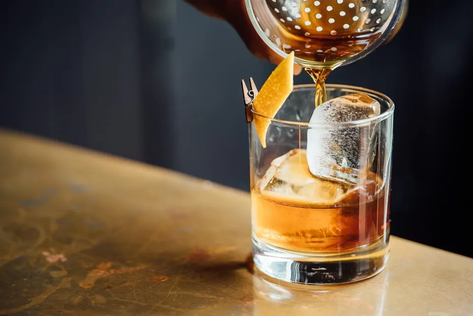 Whiskygläser: Tulpe, Tumbler und der Rechtsbegriff Kristall