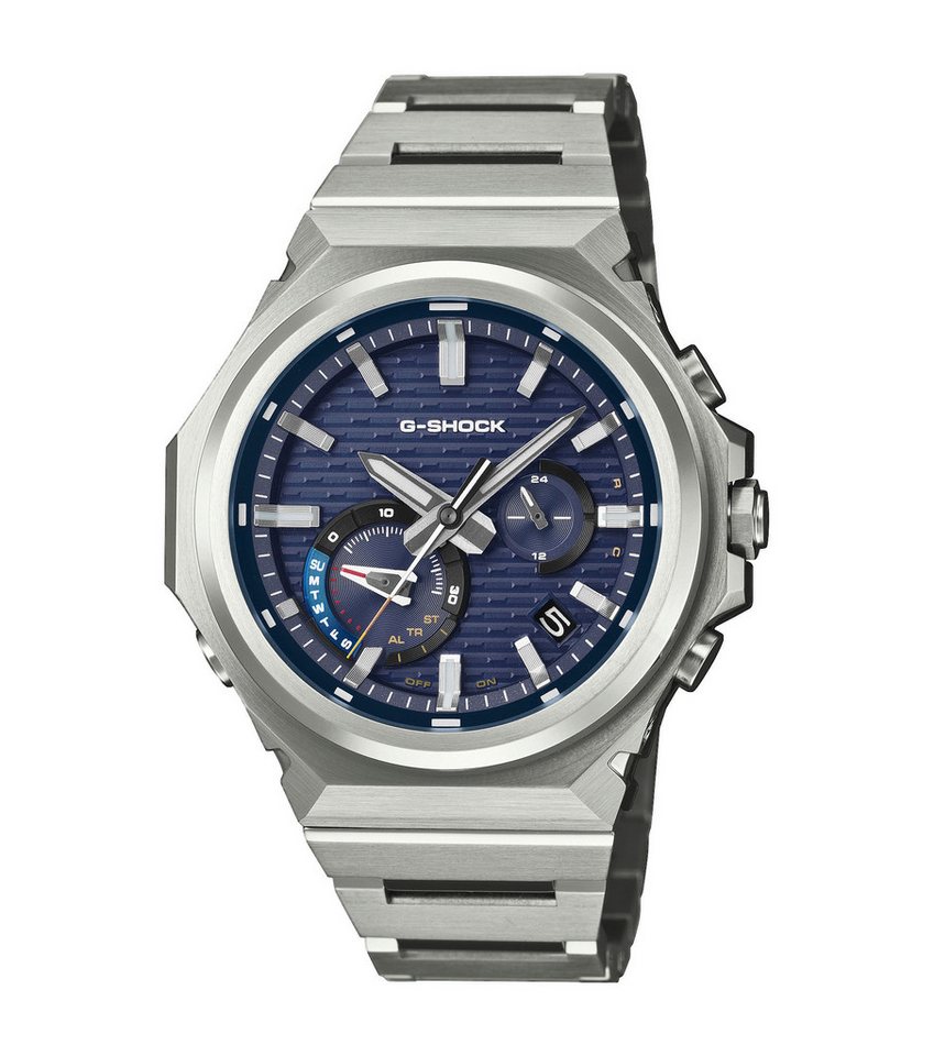 Casio G-SHOCK GST-B1000D in Schrägansicht: blaues Zifferblatt mit Streifenrelief, achteckige Edelstahllünette, massives Edelstahlband